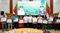 Penyerahan bantuan bibit jagung kepada Petani oleh Wali Kota Batu. (ist) - Bimtek Peningkatan Produktivitas Tanaman Jagung Demi Penguatan Ketahanan Pangan di Kota Batu