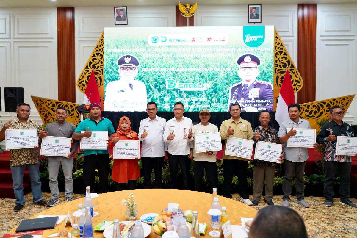 Penyerahan bantuan bibit jagung kepada Petani oleh Wali Kota Batu. (ist) - Bimtek Peningkatan Produktivitas Tanaman Jagung Demi Penguatan Ketahanan Pangan di Kota Batu