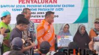 Penyerahan ini dilakukan secara serentak oleh Bupati Yusuf Rio Wahyu Prayogo dan Wabub Ulfiyah yang terbagi menjadi beberapa wilayah penyerahan. (Seru.co.id/aza) - Bupati Situbondo Serahkan Bansos UEP pada 542 Penerima