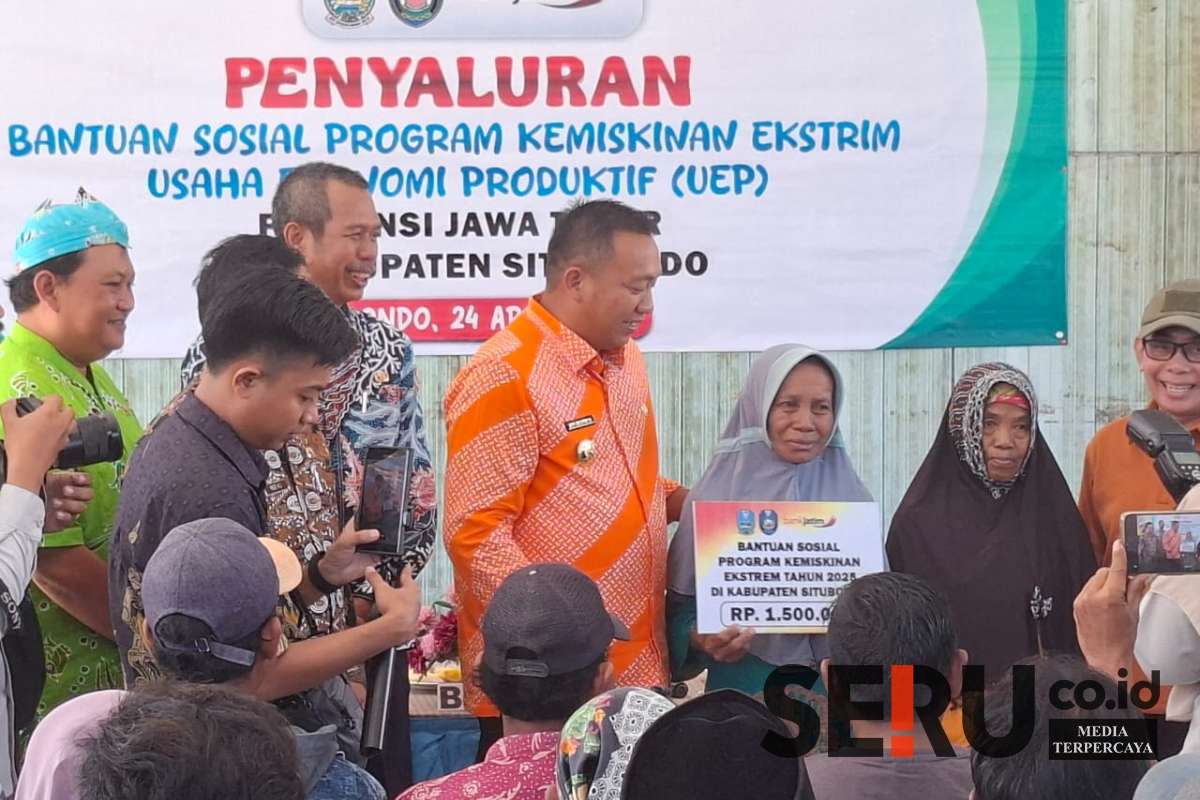 Penyerahan ini dilakukan secara serentak oleh Bupati Yusuf Rio Wahyu Prayogo dan Wabub Ulfiyah yang terbagi menjadi beberapa wilayah penyerahan. (Seru.co.id/aza) - Bupati Situbondo Serahkan Bansos UEP pada 542 Penerima