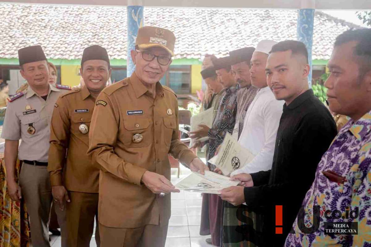 Penyerahan serifikat oleh Bupati Pamekasan. (Seru.co.id/kmf/udi) - Bupati Pamekasan Serahkan Sertifikat Tanah ke Warga, Dorong Kepastian Hukum dan Cegah Konflik