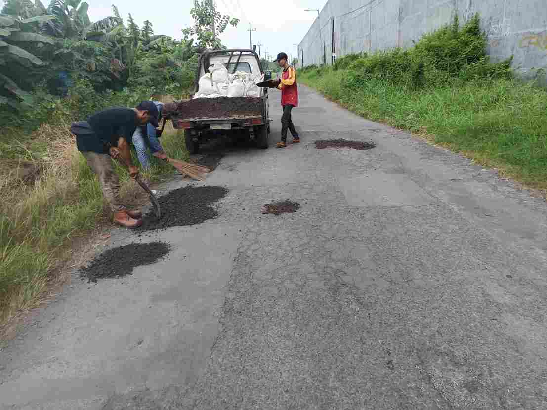 30 Ton Aspal Hotmik Membatu Digoreng, Jalan Simogirang - Prambon Diperbaiki