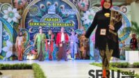 Peserta Parade Berkain dan Berkebaya unjuk diri menampilkan fashion show di Matos. (rhd) - Parade Berkain dan Berkebaya Semarakkan HUT ke-111 Kota Malang dan Hari Kartini di Matos
