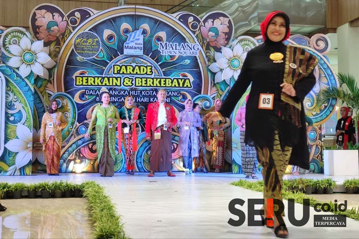 Peserta Parade Berkain dan Berkebaya unjuk diri menampilkan fashion show di Matos. (rhd) - Parade Berkain dan Berkebaya Semarakkan HUT ke-111 Kota Malang dan Hari Kartini di Matos