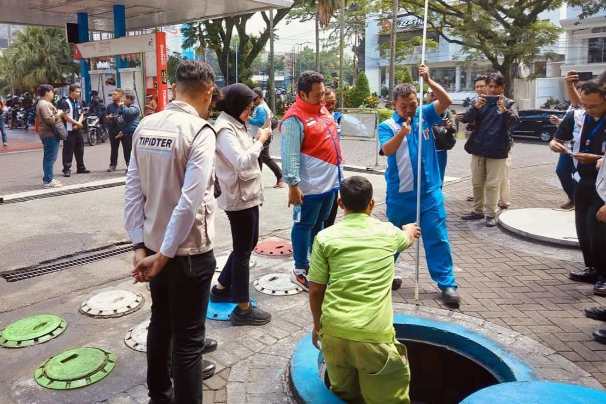 Petugas Pertamina memeriksa kandungan air menggunakan dipstick untuk memastikan kemurnian BBM Pertamax. (Ist) - Pertamina Bantah BBM Pertamax Bercampur Air di SPBU Ciliwung Malang, Begini Penjelasannya!