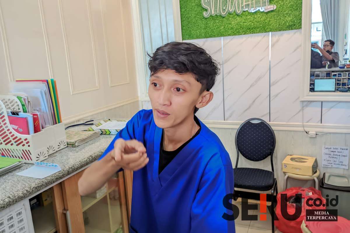 Petugas admin SnoWhite Skincare Merjosari, sekaligus rekan kerja korban beberkan kronologi kejadian. (ws13) - Lupa Cabut Kunci, Motor Perawat SnoWhite Skincare Merjosari Digondol Maling