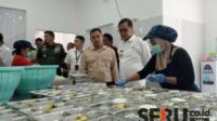 Pj Bupati Masrukin meninjau Dapur Sehat milik Satuan Pelayanan Pemenuhan Gizi (SPPG) di Makodim 0826 Pamekasan, Kelurahan Lawangan Daya, Kecamatan Pademawu, Kabupaten Pamekasan, Rabu (22/01/2024). (Seru.co.id/udi) - Pj Bupati Pamekasan Tinjau Dapur Sehat SPPG di Makodim 0826