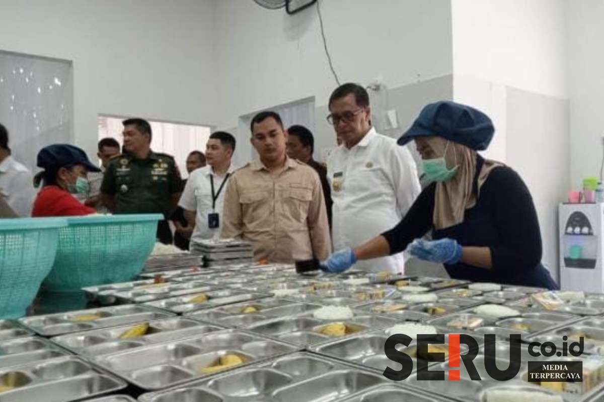 Pj Bupati Masrukin meninjau Dapur Sehat milik Satuan Pelayanan Pemenuhan Gizi (SPPG) di Makodim 0826 Pamekasan, Kelurahan Lawangan Daya, Kecamatan Pademawu, Kabupaten Pamekasan, Rabu (22/01/2024). (Seru.co.id/udi) - Pj Bupati Pamekasan Tinjau Dapur Sehat SPPG di Makodim 0826