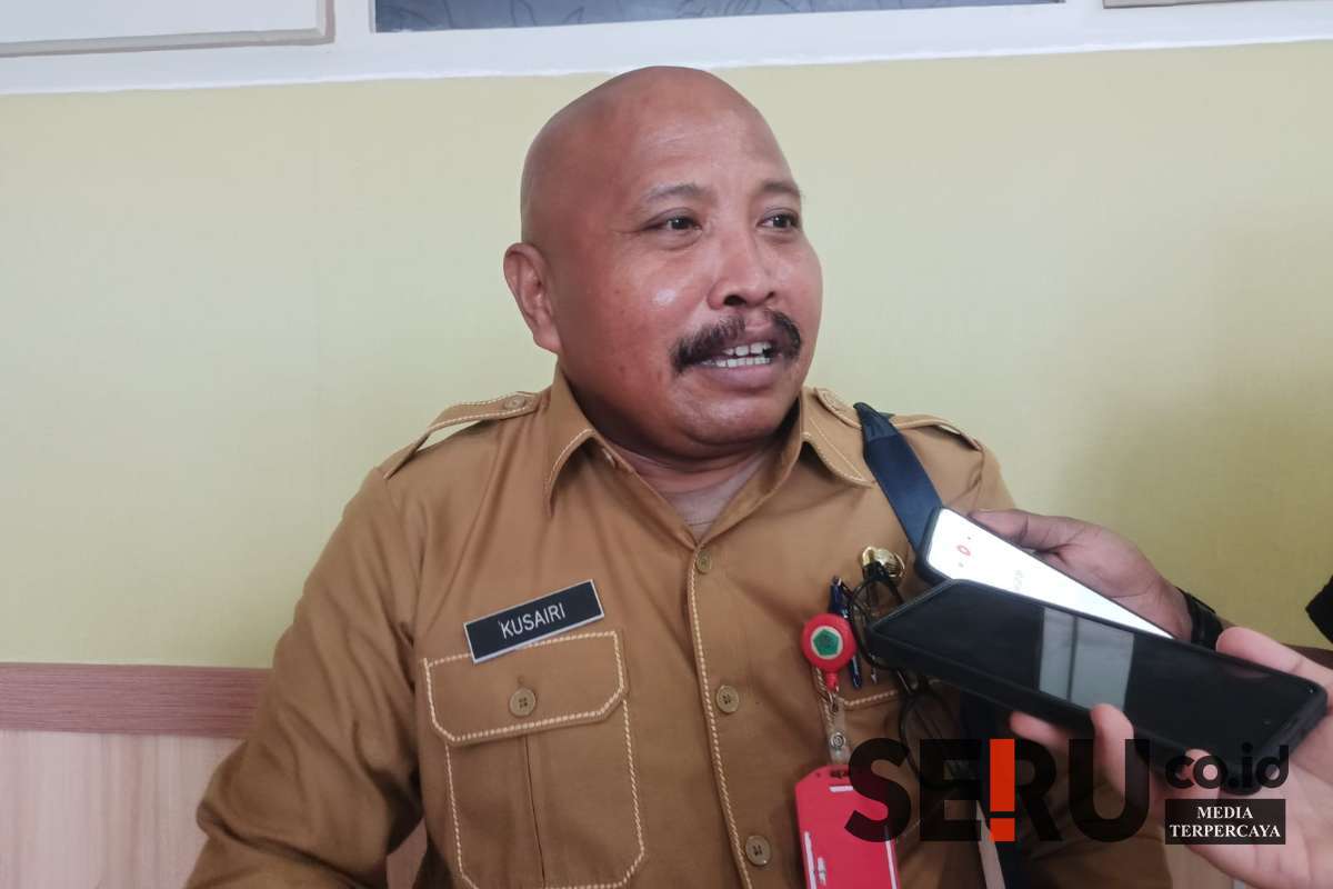 Plt Kepala Dinas PMD Pamekasan, Kusairi saat dimintai keterangan. (Seru.co.id/udi) - Pilkades Serentak 15 Desa di Pamekasan Masih Tertunda, Pemkab Tunggu Payung Hukum dari Pusat