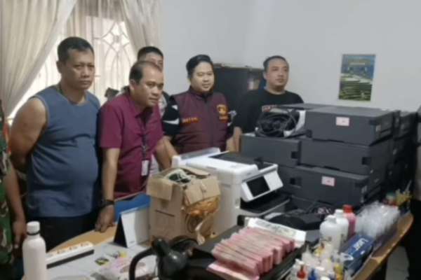 Polisi berhasil menyita barang bukti pabrik uang palsu di Bogor. (ist) - Terbongkar! Pabrik Uang Palsu Bogor Cetak Rp3,3 Miliar dalam Enam Bulan