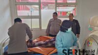 Polsek Rambipuji dan Nakes dari Puskesmas Rambipuji serta Tim Inafis Polres Jember untuk proses identifikasi jenazah. (Seru.co.id/rio) - Mayat Tanpa Identitas Ditemukan di Bawah Kolong Jembatan di Jember