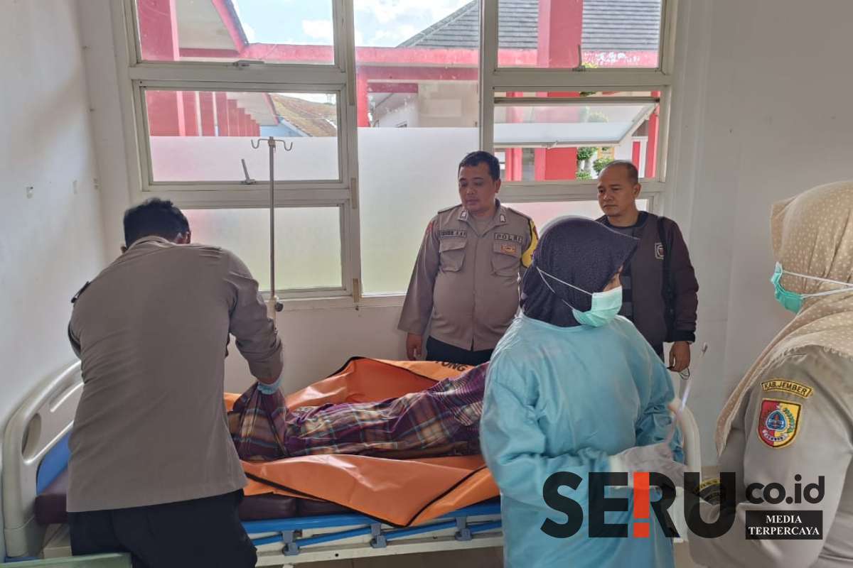 Polsek Rambipuji dan Nakes dari Puskesmas Rambipuji serta Tim Inafis Polres Jember untuk proses identifikasi jenazah. (Seru.co.id/rio) - Mayat Tanpa Identitas Ditemukan di Bawah Kolong Jembatan di Jember