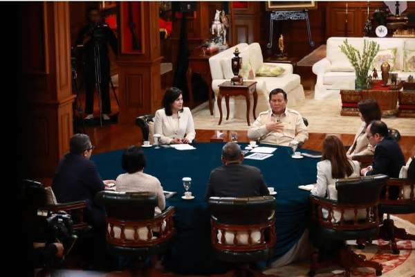 Prabowo Subianto saat berdiskusi bersama tujuh jurnalis senior. (ist Instagram @prabowo) - Presiden Prabowo Kritik Narasi ‘Indonesia Gelap’ dan Tegaskan Komitmen Atasi Stunting