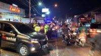 Proses evakuasi kecelakaan maut yang terjadi di Jalan Ngijo, Desa Ngijo, Kecamatan Karangploso, Kabupaten Malang. (ist) - Hendak Menyeberang Pengendara Motor Ditabrak Pick Up, Sang Anak Tewas di TKP