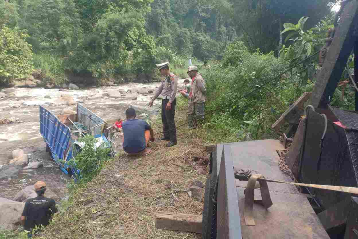 Truk Terjun ke Sungai di Ngantang, Diduga Karena Pengemudi Mengantuk