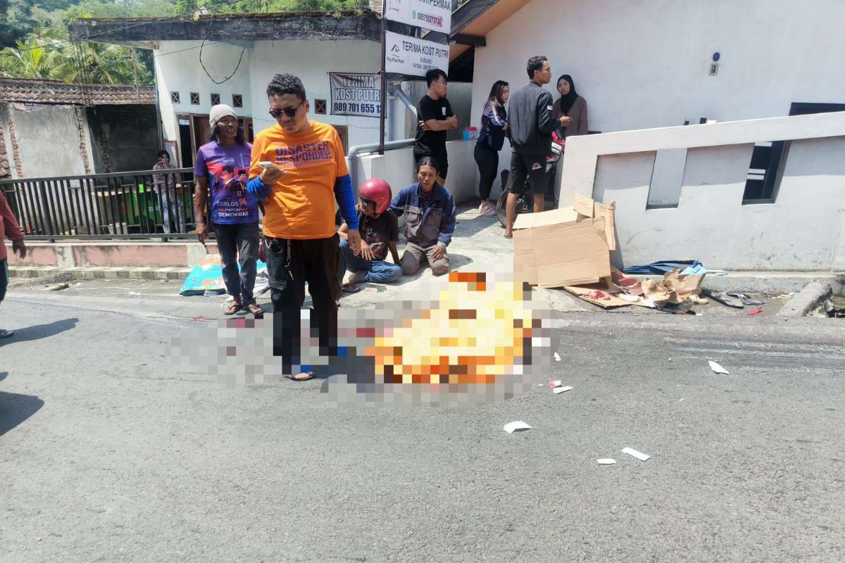 Proses evakuasi korban di TKP. (ist) - Satu Balita Tewas dan Tiga Lainnya Luka Setelah Tertabrak Truk yang Tak Kuat Menanjak