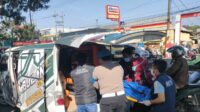 Proses evakuasi korban tanpa identitas di Singosari. (ist) - Pria Tanpa Identitas Ditemukan Tewas Tergeletak di Belakang Warung di Singosari