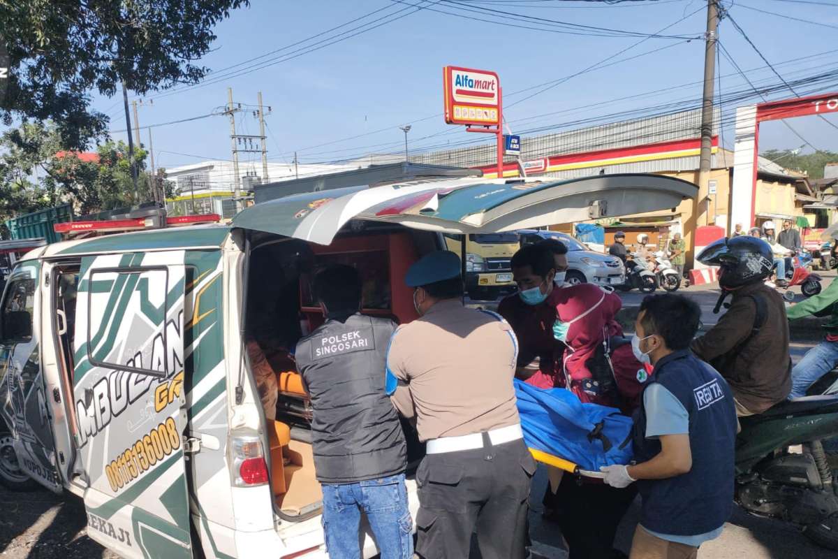 Proses evakuasi korban tanpa identitas di Singosari. (ist) - Pria Tanpa Identitas Ditemukan Tewas Tergeletak di Belakang Warung di Singosari