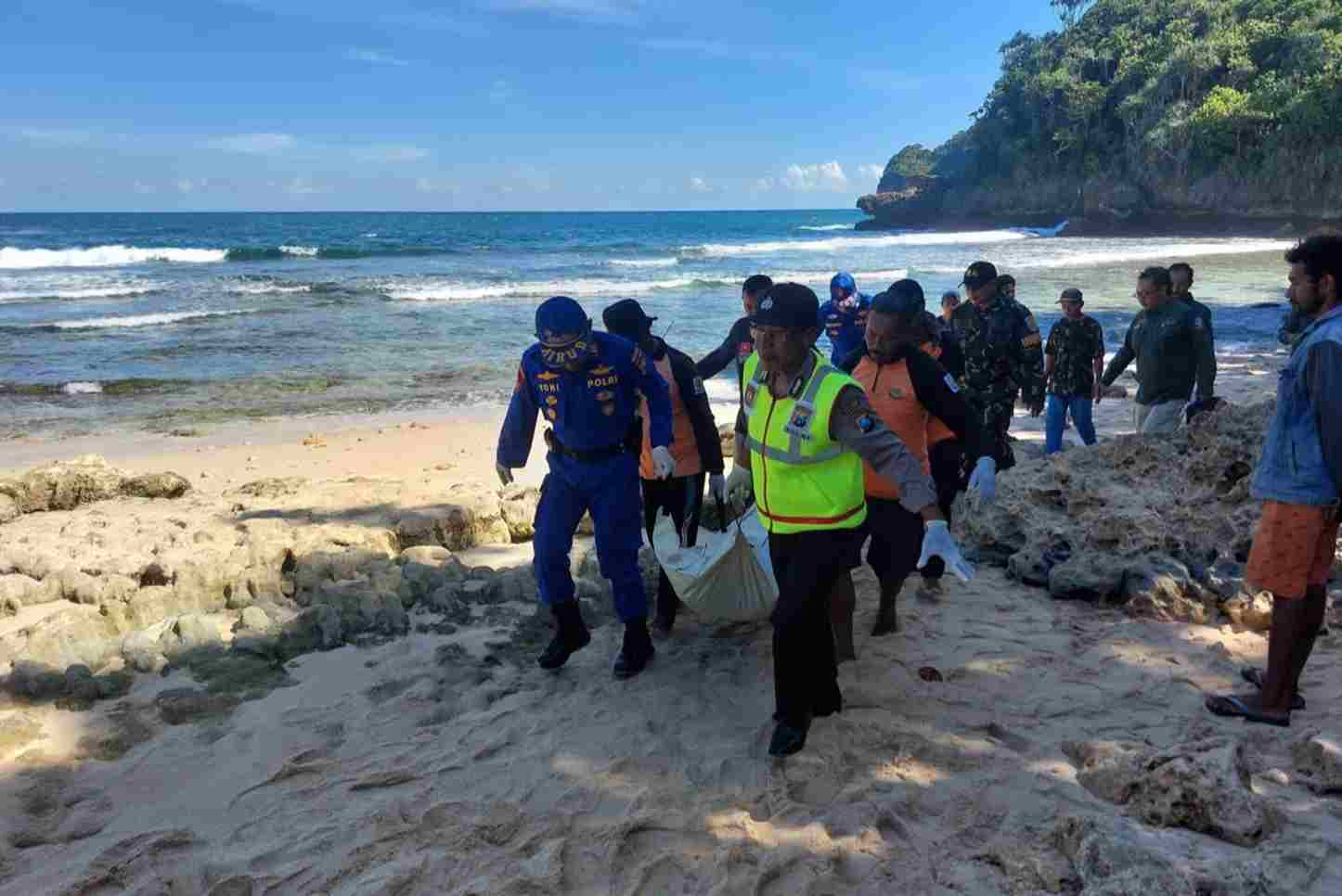 Dua Nelayan dari NTB Tewas Diterjang Ombak di Laut Malang Selatan