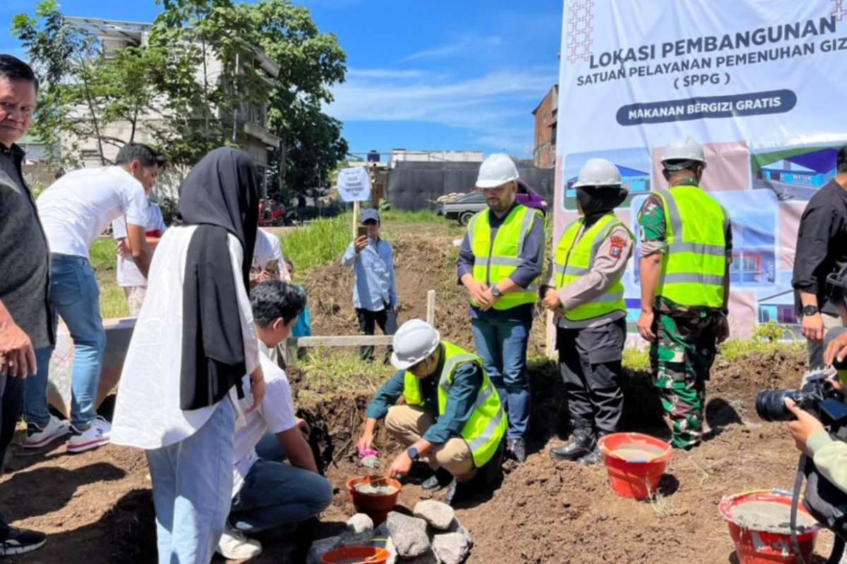 Proses peletakan batu pertama oleh Wali Kota Batu. (Ist) - Pembangunan SPPG MBG di Junrejo Bentuk Komitmen Pemkot Batu Tingkatkan Ketahanan dan Gizi Masyarakat