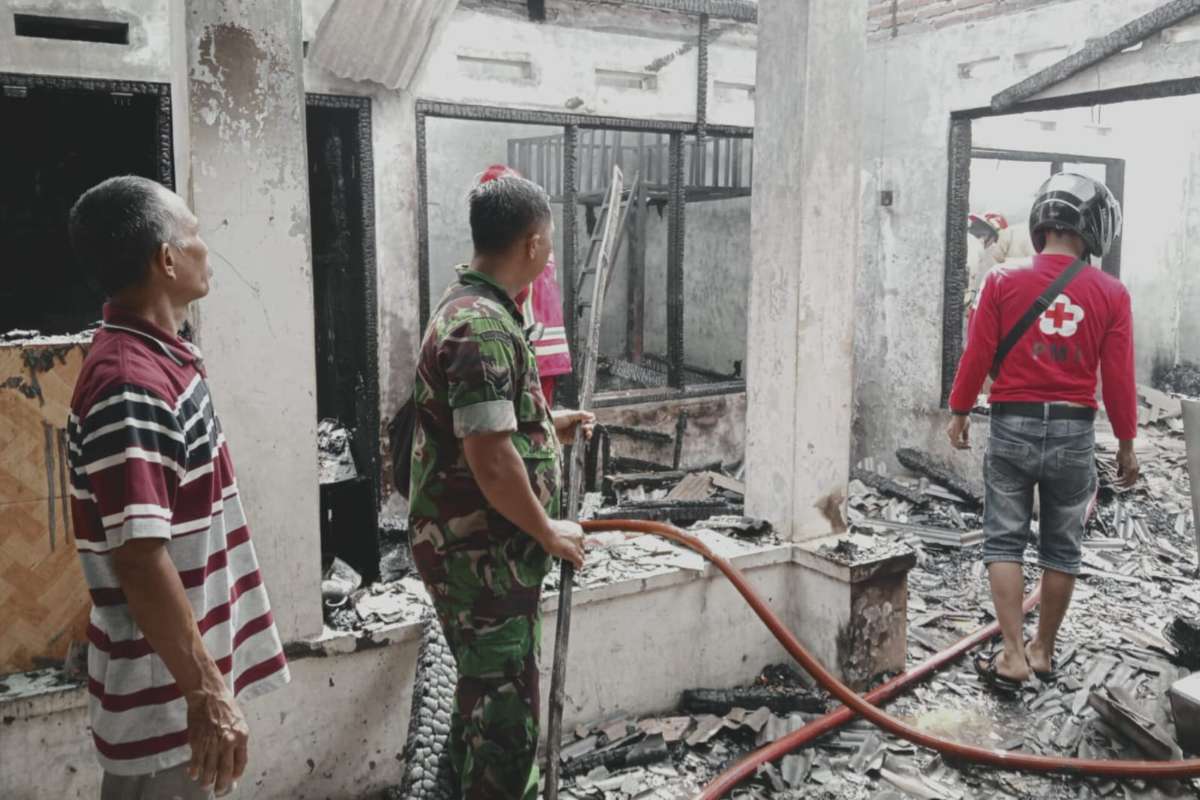 Proses pemadaman kebakaran di Kecamatan Pakisaji, Kabupaten Malang. (ist) - Sebuah Rumah di Pakisaji Terbakar, Kerugian Materiil Capai Rp100 Juta