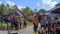 Proses pemasangan portal dimensi di Jalur Wisata Rembangan Jember. (Seru.co.id/amb) - Pasca Insiden Truk Tabrak Kereta di Jember, KAI Pasang Portal di Perlintasan