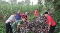 Proses pembersihan sampah yang dibuang secara ilegal di Kecamatan Singosari. (ist) - Polisi Selidiki Kasus Pembuangan Sampah Ilegal di Kecamatan Singosari hingga Tutupi Jalan