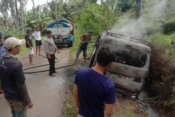 Diduga Konsleting Listrik, Mobil Terbakar, Supir Alami Luka