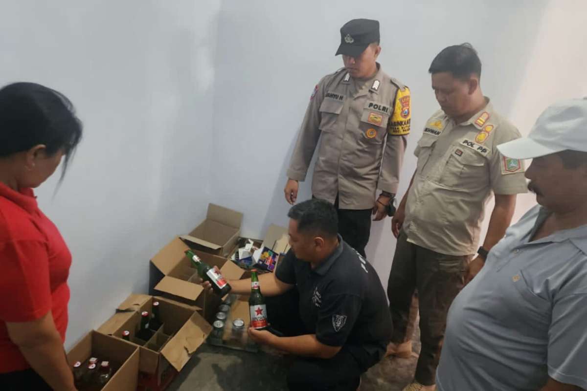 Proses penyitaan Miras-miras yang dijual M. (ist) - Jual Miras Tanpa Izin, Lansia di Pakisaji Diamankan Polisi