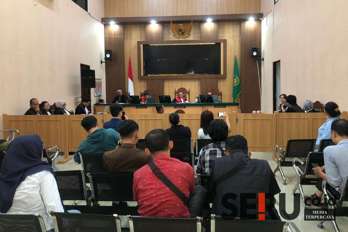 Proses persidangan, saat saksi ahli bahasa dimintai keterangan oleh hakim. (Seru.co.id/wul) - Saksi Ahli Bahasa Sebut Kata Shaun The Sheep dari Isa Zega untuk Shandy Purnamasari