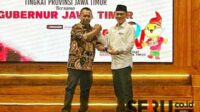 Rektor UIBU, Dr Nurcholis Sunuyeko (kanan), saat menerima Penghargaan PWI Jatim Award 2025 dari Ketua PWI Jatim Lutfil Hakim (kiri). (rhd) - Rektor UIBU Raih Penghargaan Tokoh Pemerata Akses Pendidikan, Sukseskan Masyarakat Indonesia Timur