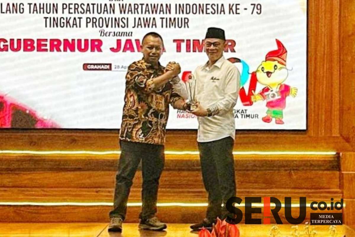Rektor UIBU, Dr Nurcholis Sunuyeko (kanan), saat menerima Penghargaan PWI Jatim Award 2025 dari Ketua PWI Jatim Lutfil Hakim (kiri). (rhd) - Rektor UIBU Raih Penghargaan Tokoh Pemerata Akses Pendidikan, Sukseskan Masyarakat Indonesia Timur