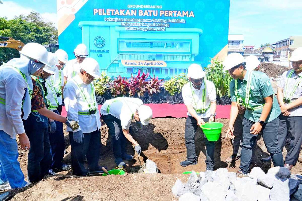 Rektor UM meletakan batu pertama pembangunan Poliklinik atau klinik utama. (ist) - UM Bangun Poliklinik, Target Februari 2026 Layani Sivitas dan Masyarakat Umum