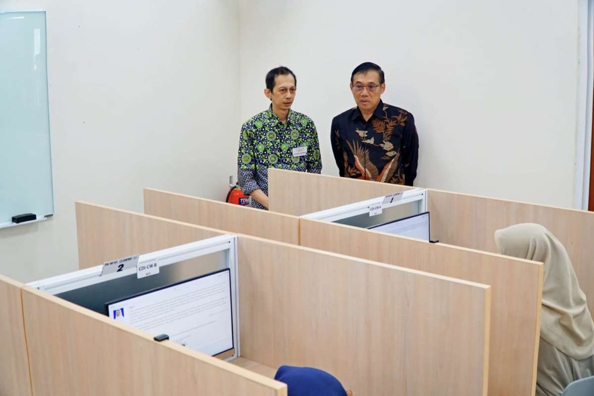 Rektor UM meninjau langsung pelaksanaan UTBK SNBT 2025. (ist) - Rektor UM Tinjau Pelaksanaan UTBK SNBT 2025, Pastikan Layanan Optimal dan Berintegritas