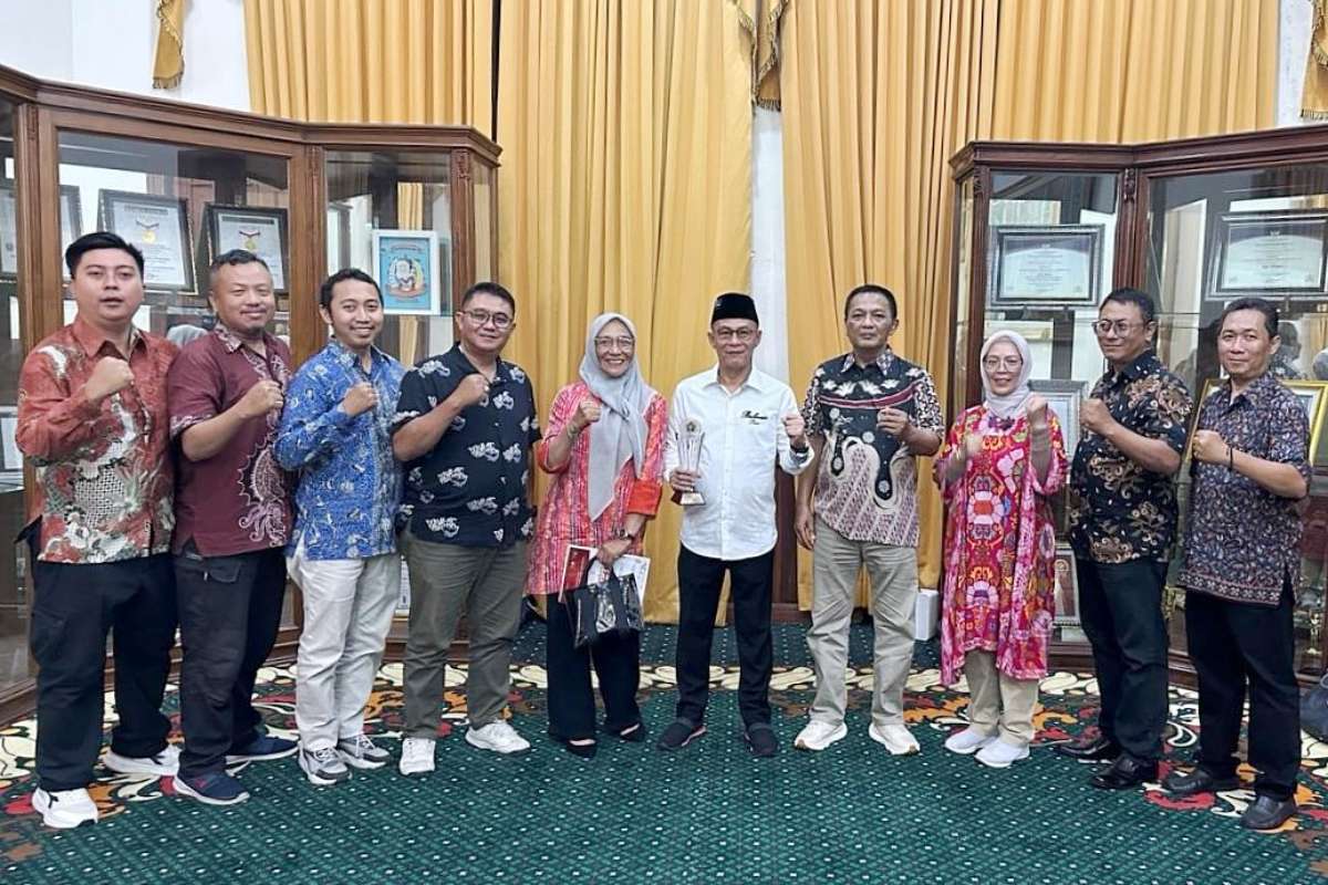 Rektor Universitas IBU Malang Kota foto bersama Pengurus PWI Malang Raya. (ist) - Rektor UIBU Raih Penghargaan Tokoh Pemerata Akses Pendidikan, Sukseskan Masyarakat Indonesia Timur