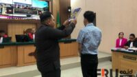 Saksi dr Oky saat diambil sumpah sebelum memberikan keterangan dalam persidangan. (wul) - dr Oky dan Dokter Detektif Dihadirkan Sebagai Saksi Pencemaran Nama Baik Owner MS Glow