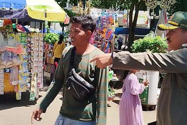 Satpol-PP beri peringatan terakhir bagi PKL yang masih berjualan di dalam Alun-alun Kota Malang. (ist) - Satpol-PP Beri Peringatan Terakhir PKL Alun-alun Kota Malang, Pelanggar Bandel Bakal Disanksi