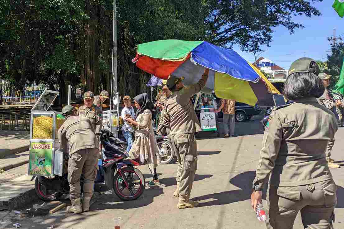 Satpol-PP Tertibkan PKL Alun-alun Kota Malang, DPRD Harapkan Solusi Berpihak pada Rakyat