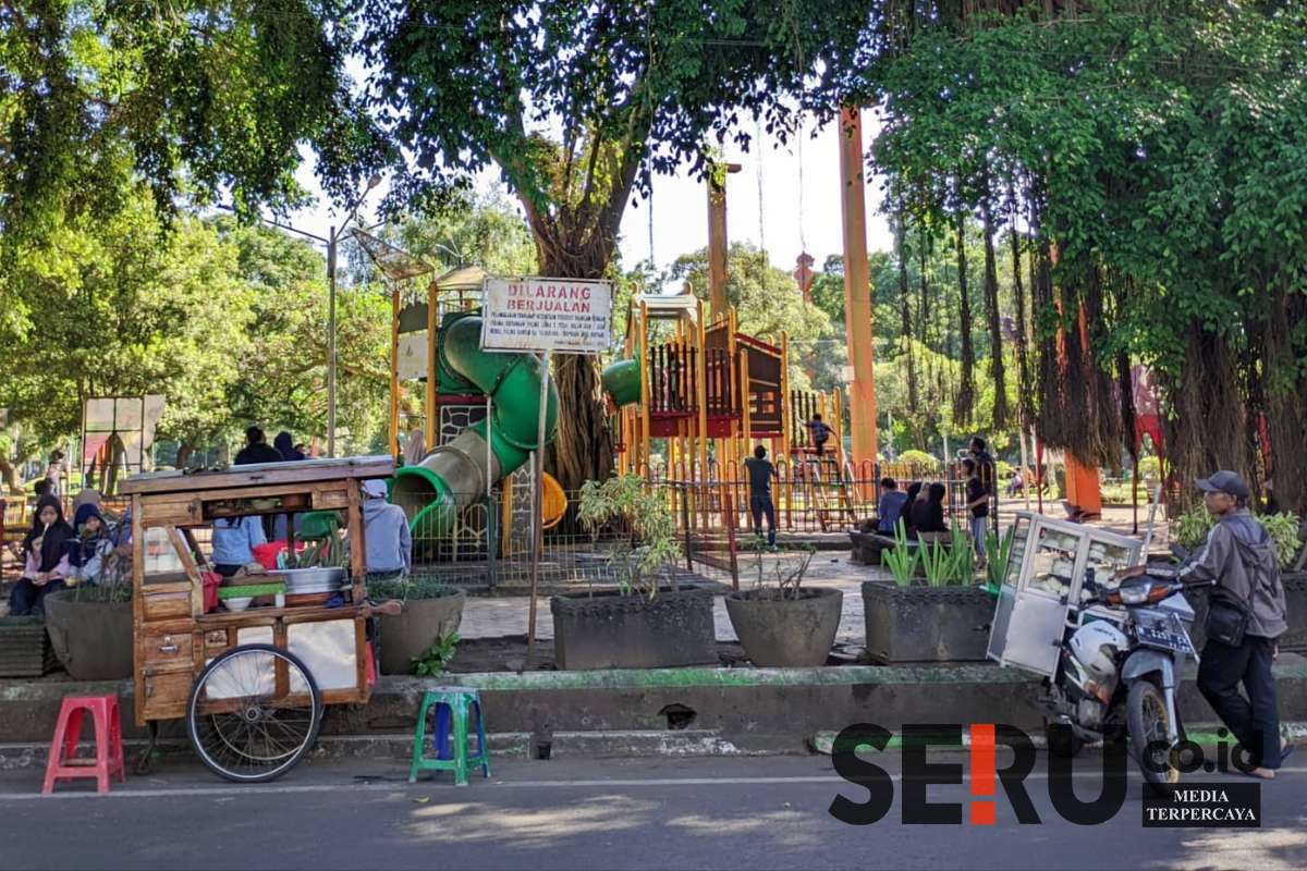 Sebelum penertiban Satpol-PP, PKL tetap berjualan meski sudah ada papan larangan. (ws13) - Pengunjung Alun-alun Merdeka Iba Melihat PKL Ditertibkan, Satpol-PP: Kami Menjalankan Perda