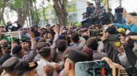 Sejumlah massa aksi saat mendatangi kantor Perhutani Pamekasan. (Seru.co.id/udi) - PMII Pamekasan Desak Cabut Laporan Perusakan Hutan, Perhutani: Kami Fokus pada Aktornya Sesuai Konstitusi