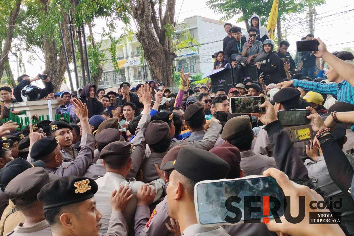 Sejumlah massa aksi saat mendatangi kantor Perhutani Pamekasan. (Seru.co.id/udi) - PMII Pamekasan Desak Cabut Laporan Perusakan Hutan, Perhutani: Kami Fokus pada Aktornya Sesuai Konstitusi