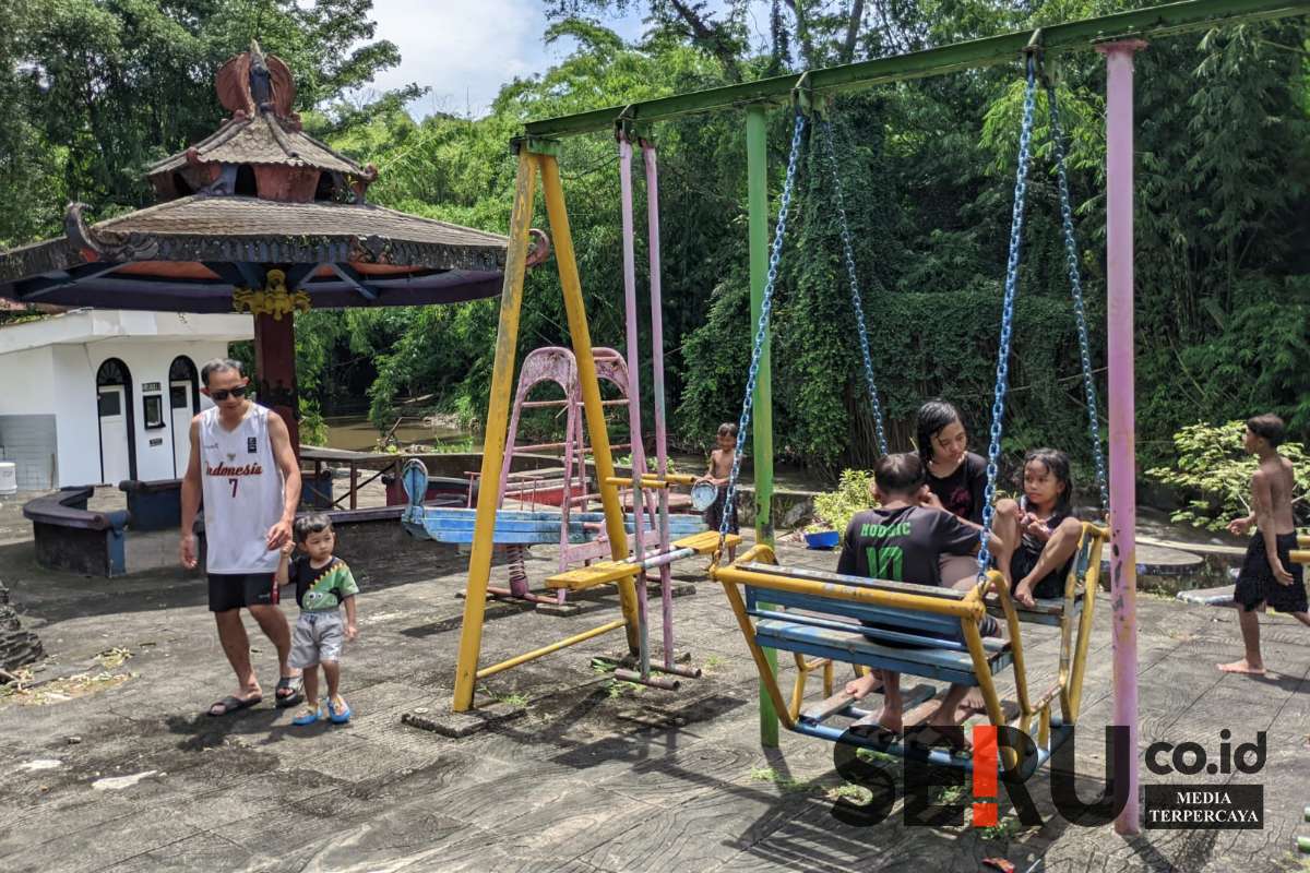 Selain kolam renang, hanya ayunan yang masih berfungsi di Taman Rekreasi Tlogomas. (Seru.co.id/ws13) - Dikira Tutup Total, Taman Rekreasi Tlogomas Sepi Pengunjung di Weekend Lebaran