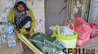 Seorang penjual ketupat menjajakan daun janur untuk membuat ketupat anyaman. (Seru.co.id/ws13) - Sambut Kupatan, Penjual Ketupat Pasar Kebalen Kebanjiran Pesanan Dua Kali Lipat di 2025