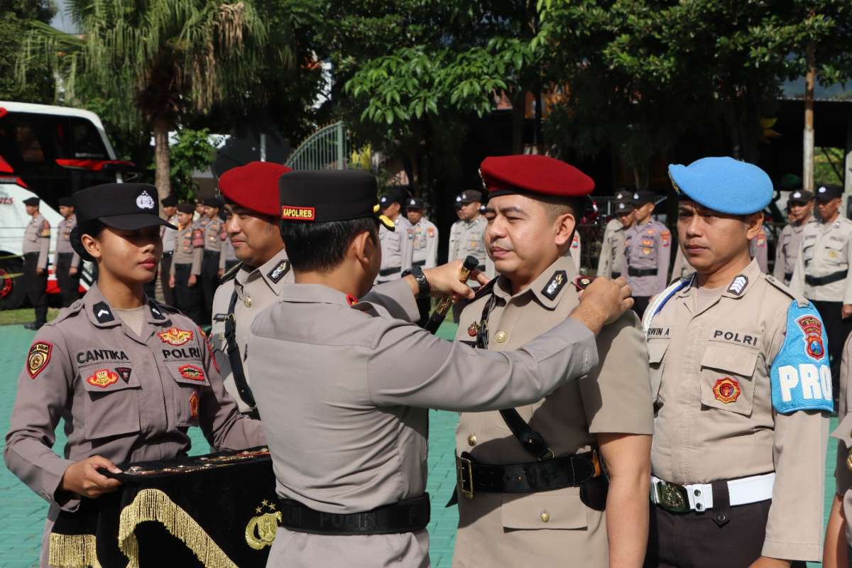 Sertijab sejumlah PJU di lingkungan Polres Batu. (ist) - Polres Batu Rotasi Sejumlah Pejabat Utama, Diantaranya Jabatan Kapolsek