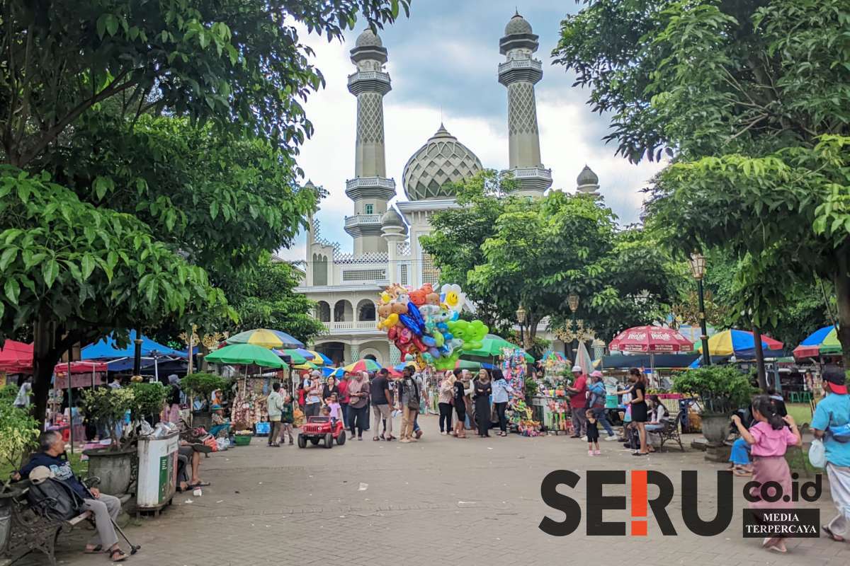 Setelah peninjauan Satpol-PP, para PKL mulai bergeser ke tepi samping dan belakang Alun-alun Kota Malang. (ws13) - Satpol-PP Beri Peringatan Terakhir PKL Alun-alun Kota Malang, Pelanggar Bandel Bakal Disanksi
