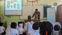 Siswa SDN Cemorokandang 3 antusias mengikuti program Museum Keliling. (ws13) - Siswa SDN Cemorokandang 3 Antusias Pelajari Arca 'Museum Keliling' Disdikbud Kota Malang