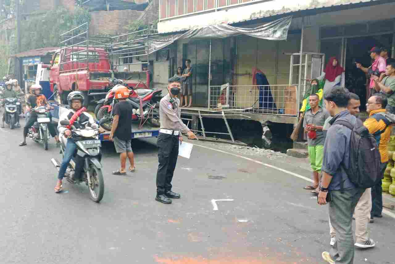 PickUp Pengangkut Gas LPG di Bandulan Tabrak Dua Motor dan Rumah Warga