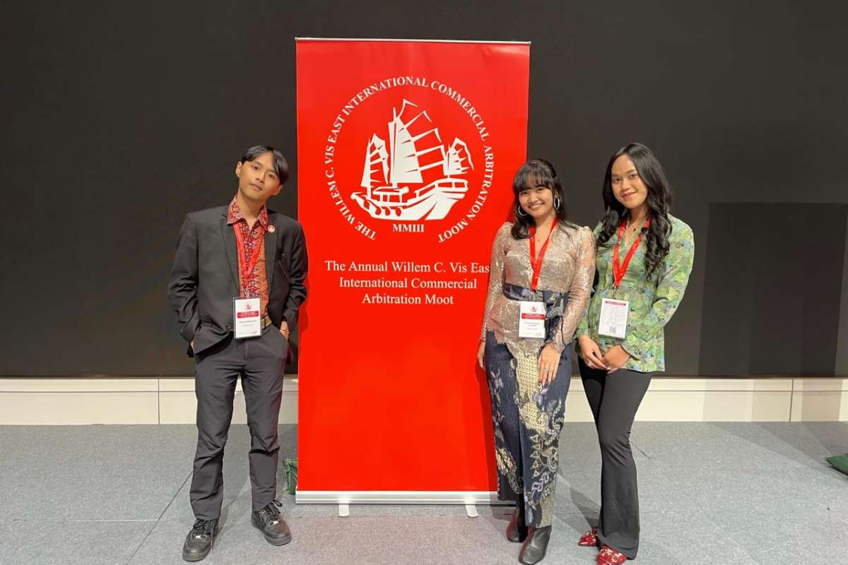 Tiga Mahasiswa UB dalam the Annual Willem C Vis East Moot International Commercial Arbitration Competition. (ist) - Mahasiswa FH UB Wakili Indonesia di Kompetisi Arbitrase Internasional Bergengsi di Hong Kong