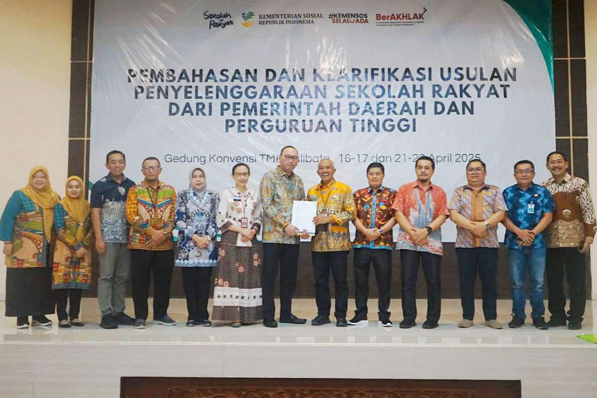 Tim Pemkot Malang serahkan dokumen dalam Forum Desk Sekolah Rakyat bersama Kementerian Sosial. (Ist) - Kota Malang Siap Buka Sekolah Rakyat Dukung Program Presiden Prabowo Entaskan Kemiskinan