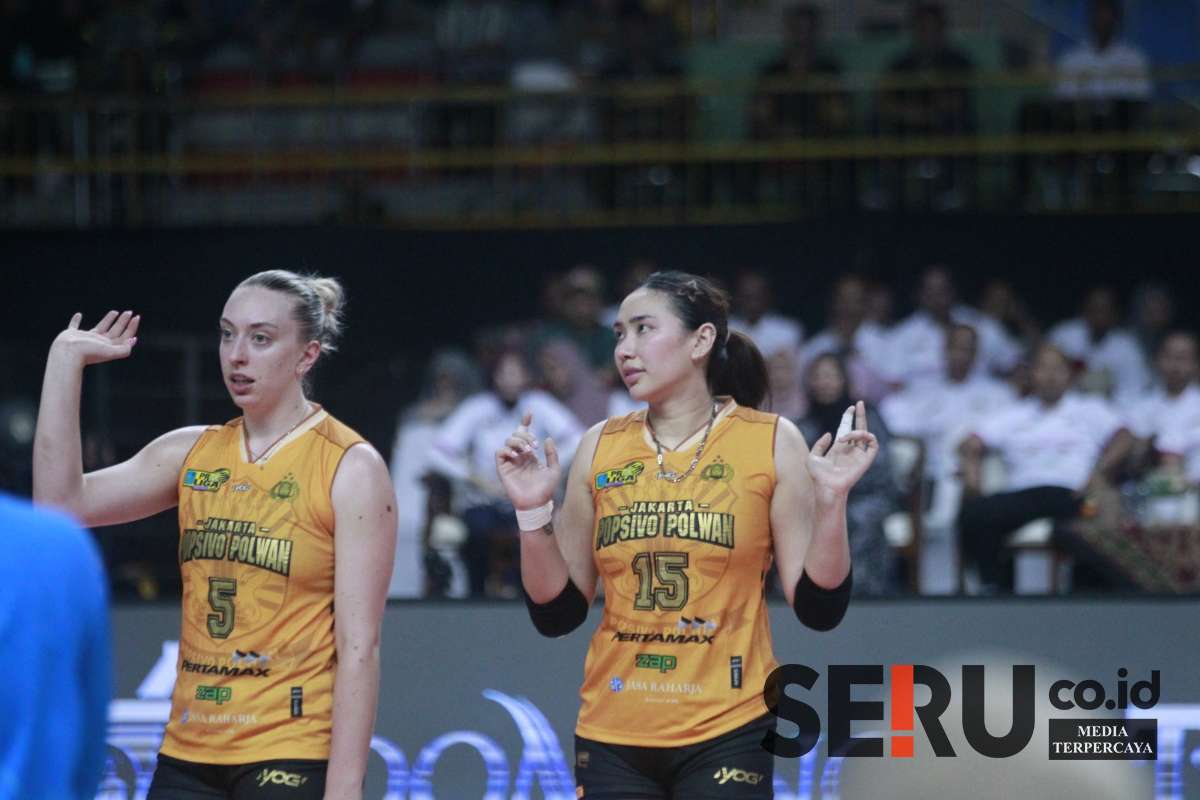 Tim putri Jakarta Popsivo Polwan memperbesar peluang ke grand final kompetisi bola voli PLN Mobile Proliga 2025 setelah mengalahkan Jakarta Electric PLN. (Seru.co.id/mid) - Popsivo Perbesar Peluang ke Grand Final Usai Kalahkan Electric PLN